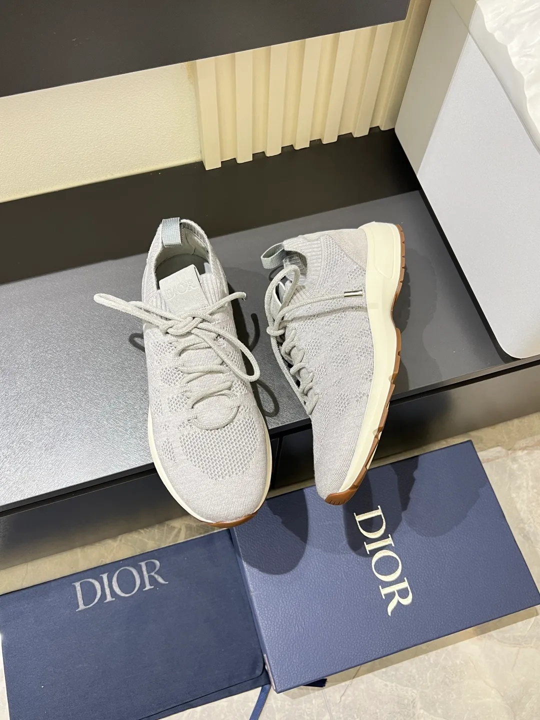 p380 Dior B80 sneakers are a new product of Dior men's series, focusing on comfort and fashion. The upper is made of breathable mesh + fabric splicing, which is lightweight and fits the shape of the foot, making it super comfortable for daily wear. The sole is made of rubber, which has great grip and wear resistance, and is suitable for commuting or light sports. The overall style is simple, the gray tone is versatile, and the shoelaces are adjustable for a more stable fit. Designed by Kim Jones, it is both practical and trendy. It is one of the new hot items in early spring①. size: 38-45 (45 customized)